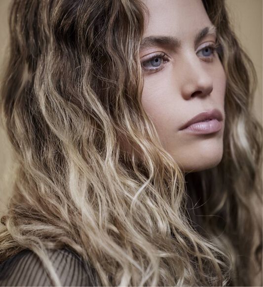 금발의 곱슬머리를 가진 모델